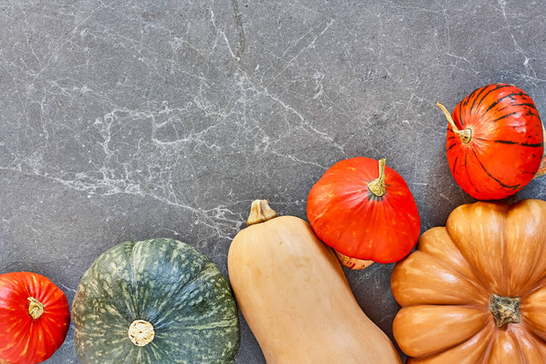 秋の野菜の背景。カボチャ、ザクロ、リンゴとブドウのトップビュー。秋のシーズンのコンセプト。おいしい健康食品. - 写真・画像