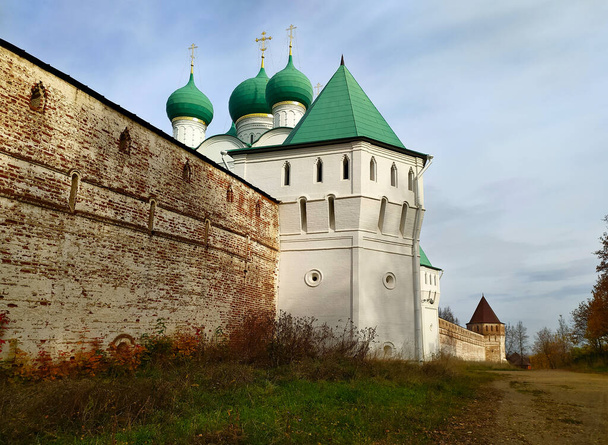 Jaroslavl, Rusko, Borisogleb klášter, postavený v 16-17 století. Pohled na bránu kostela. - Fotografie, Obrázek