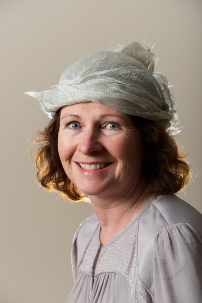 bruneta s úsměvem v stříbrný klobouk a halenka - Fotografie, Obrázek