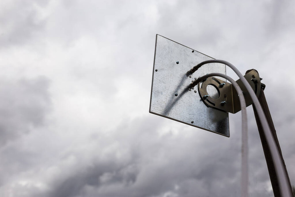 4G-Antenne auf einem Mast im Freien inmitten eines drohenden Sturms montiert. - Foto, Bild