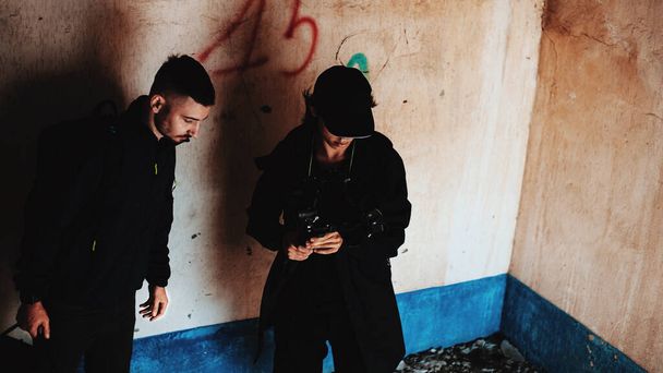 Due uomini che filmano troupe che filmano edificio abbandonato - Foto, immagini