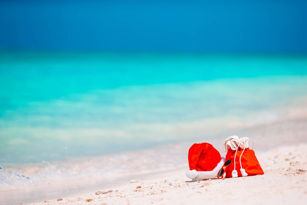 accesorios con Santa Sombrero en playa tropical blanca - Foto, Imagen