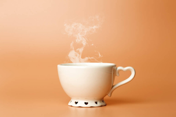 Conceito mínimo da taça. Copo com café quente ou chá em um fundo colorido em branco. - Foto, Imagem
