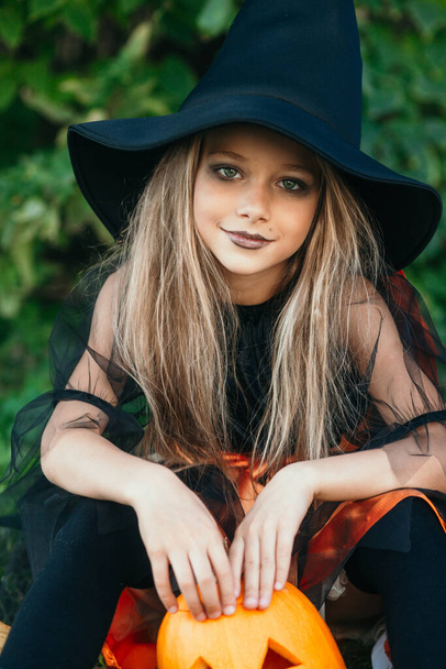 Rappresentazione ravvicinata di bambina in costume strega Halloween all'aperto - Foto, immagini