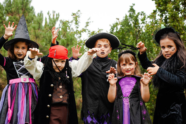 Portrét dětí v halloweenských kostýmech na pozadí zblízka stromů - Fotografie, Obrázek