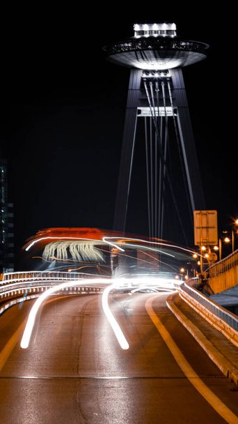 Julkinen liikenne bussi yöllä SNP silta taustalla - Valokuva, kuva