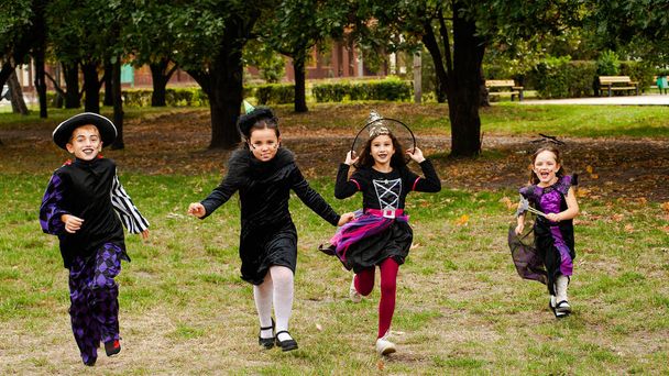 Crianças felizes em trajes de Halloween correndo no gramado - Foto, Imagem