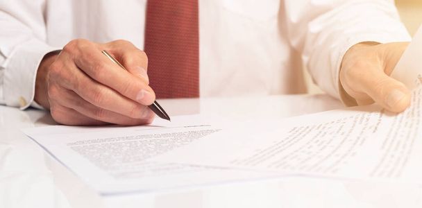 Концепція підписання контракту. Бізнесмен рука з ручкою над документом крупним планом. банер
 - Фото, зображення