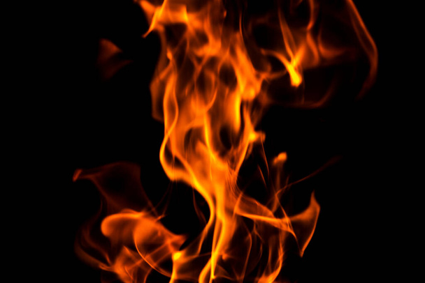 Fuego llamas abstracto sobre fondo negro. Fuego y llama ardiente sobre fondo oscuro. - Foto, imagen