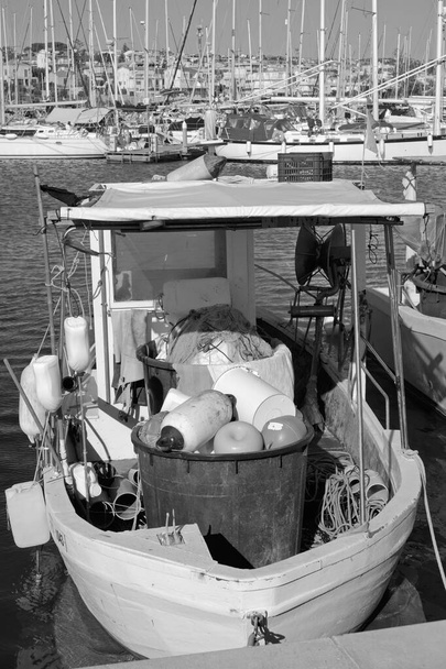 İtalya, Sicilya, Marina di Ragusa (Ragusa Eyaleti), limanda tahtadan balıkçı tekneleri ve lüks yatlar  - Fotoğraf, Görsel