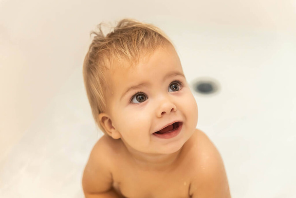 可愛いですブロンドの赤ちゃんがバスルームで笑顔 - 写真・画像
