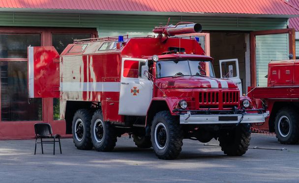 auto rossa dei vigili del fuoco, sul posto in una giornata estiva - Foto, immagini