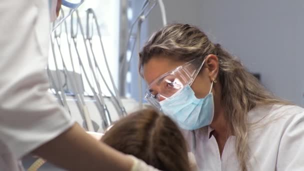 Mladá žena zubař Recepce u zubaře Výměna rovnátka Leštění gel lepení - Záběry, video