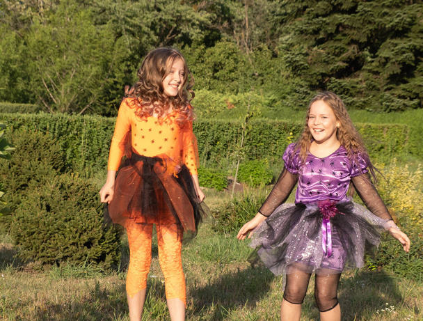 Cadılar Bayramı çocuğu kızlar kostüm cadılar sokakta eğleniyor. - Fotoğraf, Görsel