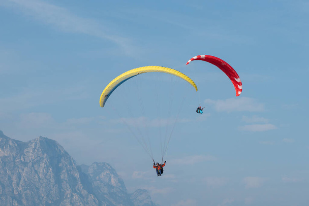 Gleitschirmfliegen in Malcesine -Lago di Garda - Italien - Foto, Bild