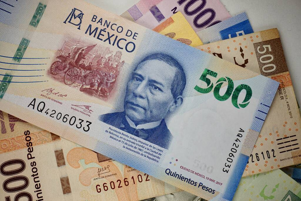 Багато мексиканських песо купюр поширюються випадково на плоску поверхню
 - Фото, зображення
