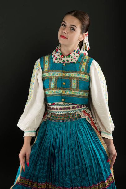 Menina bonita nova em vestido popular eslovaco. Folclore eslovaco.  - Foto, Imagem