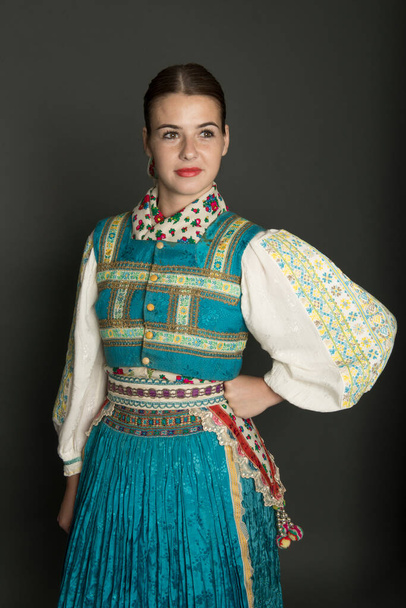Joven chica hermosa en vestido folklórico eslovaco. Folclore eslovaco.  - Foto, imagen