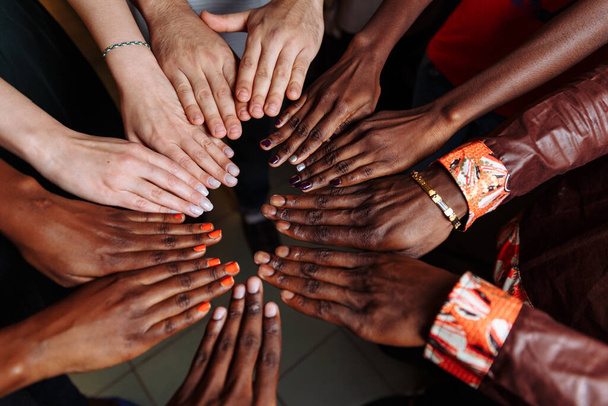 Kädet onnellinen ryhmä Afrikkalainen Latinalaisen Amerikan ja Euroopan ihmisiä, jotka pysyvät yhdessä ympyrän onnellinen - Valokuva, kuva
