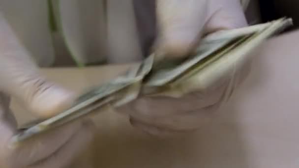 Close up of Banker Hands Counting Money. Teller pracuje s hotovostí v ochranných rukavicích. Clerk Počítání dolarů Peníze v hotovosti. Pokladní převádí americké bankovky. Bankovní pokladna. Sto dolarů - Záběry, video