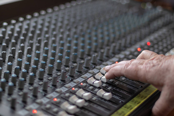 Dospělý muž ruka ovládání posuvníky mixéru ve studiu - Fotografie, Obrázek
