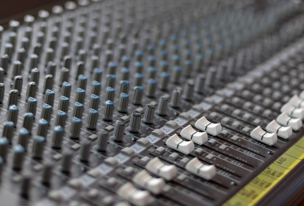 Mesa de mezclas con botones y controles de volumen. Estudio de música y radio - Foto, Imagen