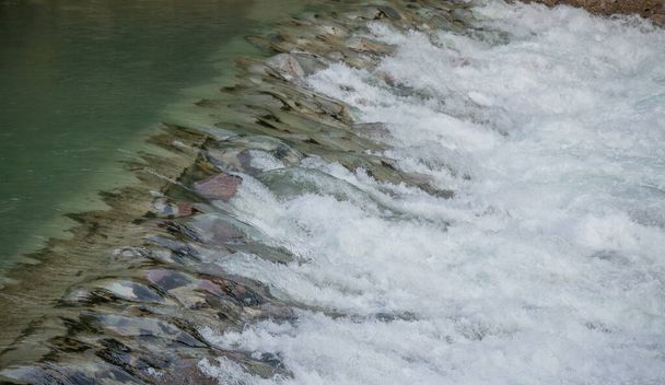 ダムから溢れ出る水の流れは - 写真・画像