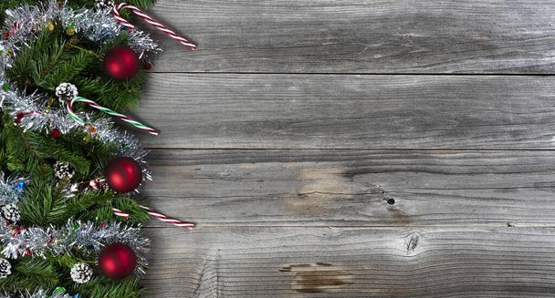Wesołych Świąt Bożego Narodzenia i Szczęśliwego Nowego Roku koncepcja wakacje ze srebrnym świecidełkiem i innych dekoracji na drewnie wiejskim  - Zdjęcie, obraz