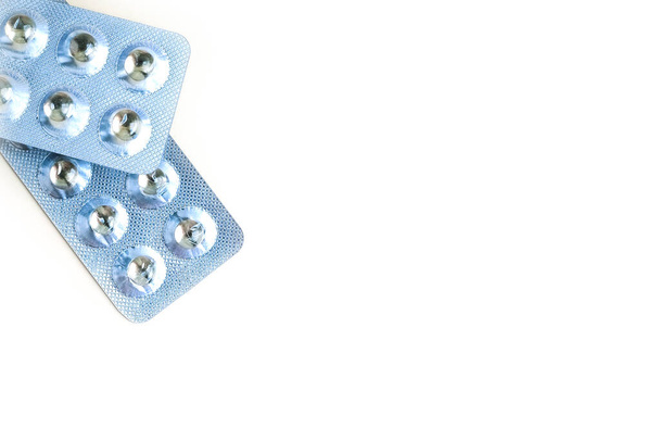 comprimidos e comprimidos em blister, padrão de comprimidos pequenos numa embalagem  - Foto, Imagem