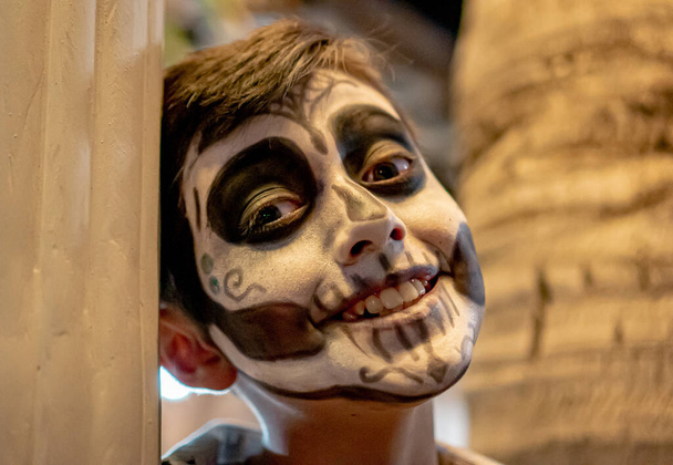 Meksykański chłopiec z tradycyjnym Day of the Dead makijaż czaszki w zbliżeniu. - Zdjęcie, obraz