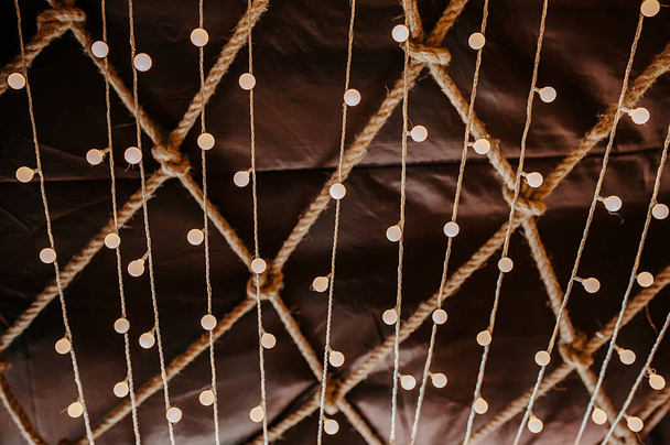 коричневі темні стельові прикраси, ткані мотузки і гірлянди
 - Фото, зображення