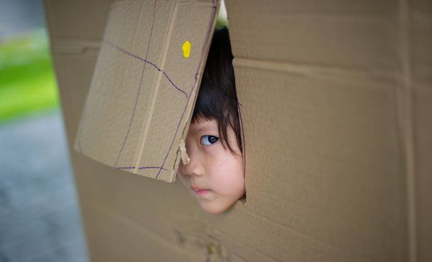 Kind im Lieferkarton, verstecktes Kind - Foto, Bild