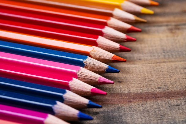 χρώμα μολύβι σε φόντο ξύλου, πίσω στο σχολείο έννοια - Φωτογραφία, εικόνα
