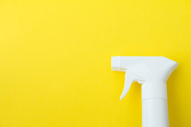 Zbliżenie białej butelki sprayu na żółtym tle ustawić wiele miejsca do kopiowania koncepcji projektanta umieścić. - Zdjęcie, obraz