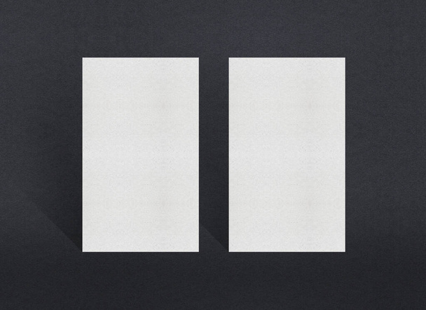 Leere weiße Visitenkarten-Attrappen auf grauem strukturiertem Papierhintergrund. - Foto, Bild
