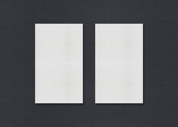 Blanco en blanco Tarjetas de visita mockup apilados en gris textura de fondo de papel. - Foto, imagen