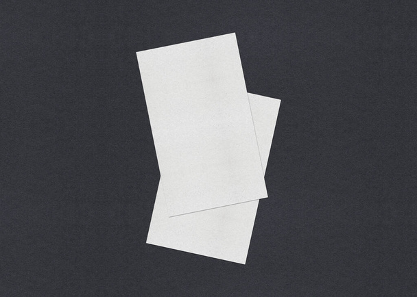Порожні білі стопки для маскування візиток на сірому текстурованому паперовому фоні
. - Фото, зображення