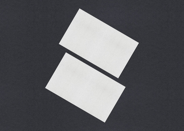 Порожні білі стопки для маскування візиток на сірому текстурованому паперовому фоні
. - Фото, зображення