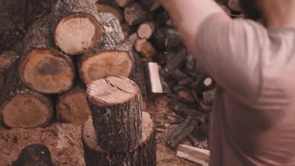Говяжий лысый парень рубит дрова на улице - Кадры, видео