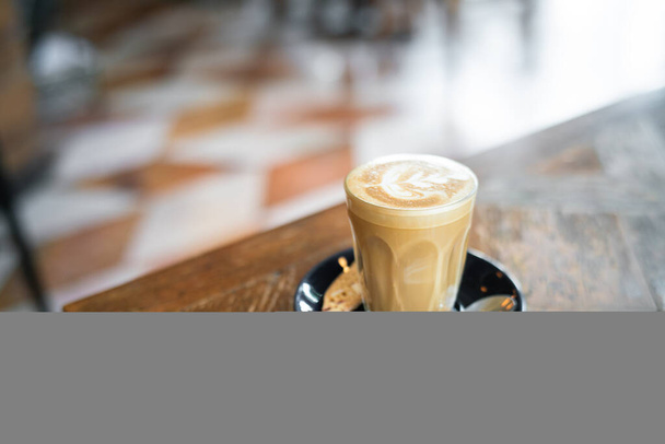 Kuuma 1 laukaus latte art kahvia puinen pöytä kahvilassa juominen objekti - Valokuva, kuva