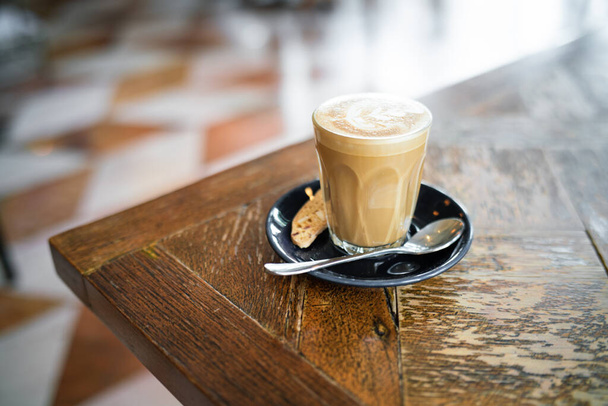 Hot 1 shot de café latte art sur une table en bois dans un objet à boire café - Photo, image
