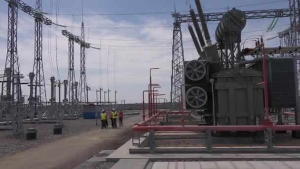 Groupe d'ingénieurs contrôlant les chantiers de construction de centrales électriques - Séquence, vidéo