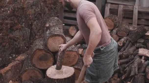 Μυώδης φαλακρός ξυλοκόπος με γενειάδα στο πριονιστήριο - Πλάνα, βίντεο