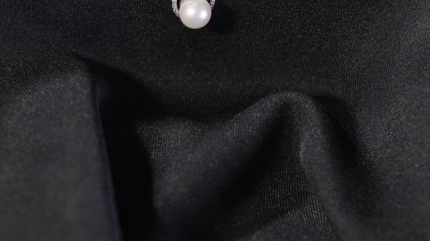 Ожерелье с жемчугом и бриллиантовым кулоном - Кадры, видео