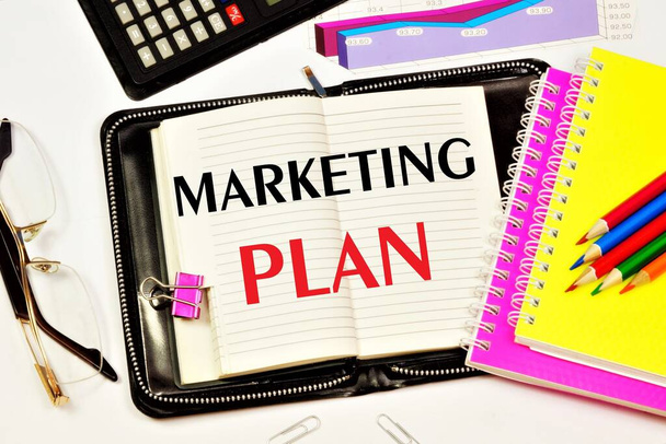 Marketing plan - text inscription in Notepad. A long-term, forward-looking planning approach to achieve a sustainable competitive advantage in promoting a new concept. - Fotó, kép