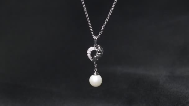 náhrdelník s perlou a diamantovým přívěskem - Záběry, video