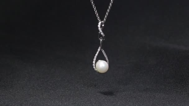 Ожерелье с жемчугом и бриллиантовым кулоном - Кадры, видео