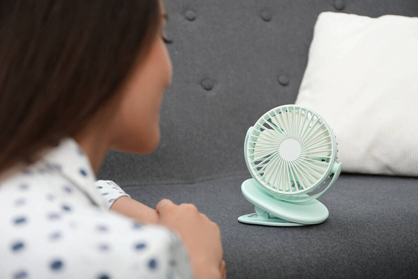 Mujer con ventilador portátil en casa. Calor de verano - Foto, Imagen