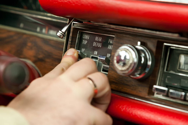 Cambiar el botón superior descapotable en un coche antiguo vintage con enfoque selectivo - Foto, Imagen