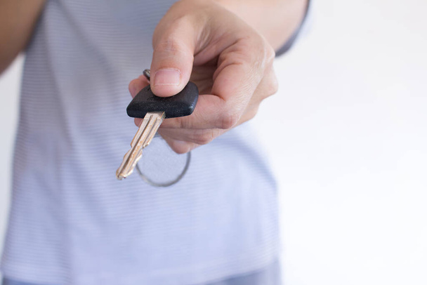 mano sosteniendo una llave del coche. - Foto, Imagen